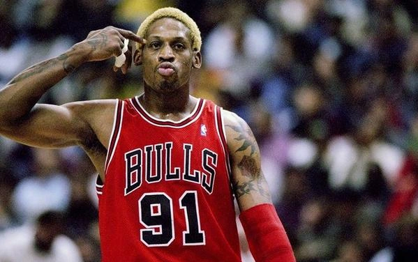 6 丹尼斯-罗德曼 满身纹身,鼻环,五彩缤纷的头发,很难将一身古惑仔般