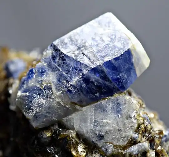 large sapphire crystal on mica - 58 x 36 x 46 mm - 115gr