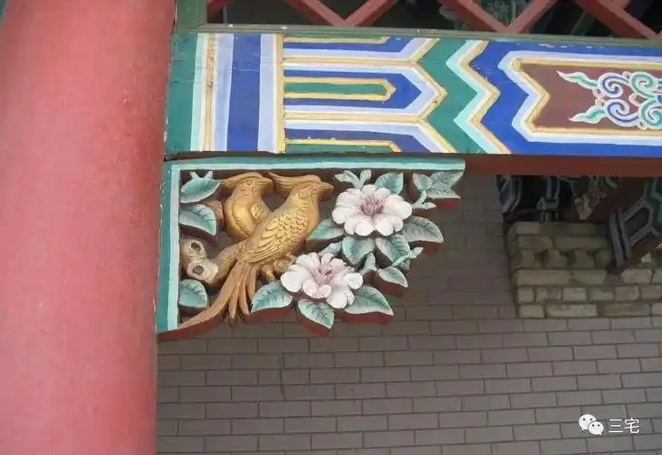 构件雀替像一对翅膀在柱子的上面向两边伸出