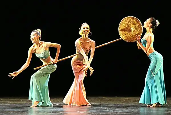 傣族三人舞邵多丽