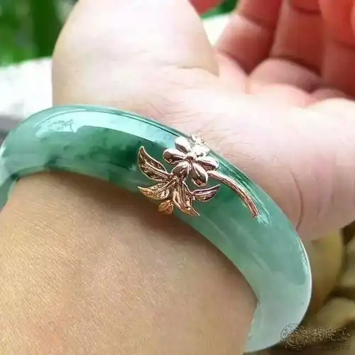18k玫瑰金玫瑰花镶嵌翡翠a货飘绿冰透手镯
