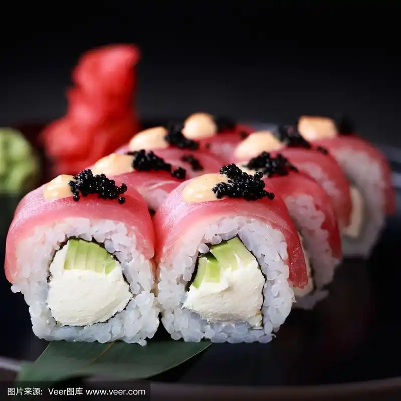 费城寿司卷配金枪鱼和奶油芝士