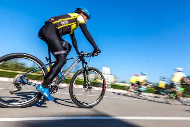 蓝色天空下赛车运动模糊的自行车