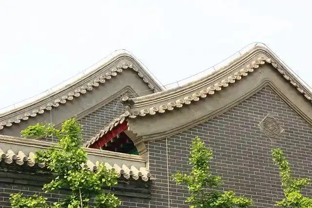 和悬山顶相比,硬山顶有利于防风火,而悬山顶有利于防雨,因此北方和