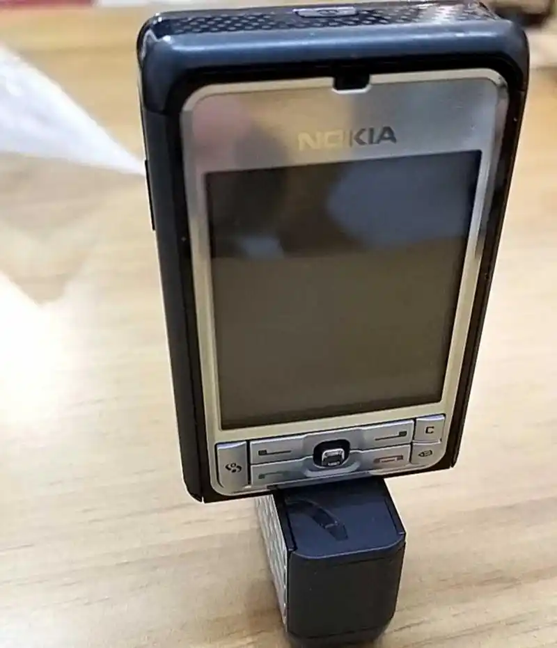 诺基亚3250,扭腰直接放音乐的方块手机  3250 大家对2006年上映的由