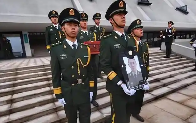 放弃清华投身军营的王成龙,生死瞬间为救战友而牺牲