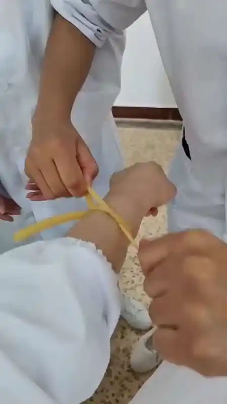 小护士练习打针,这种被针支配的恐惧谁懂,只求给一个痛快!