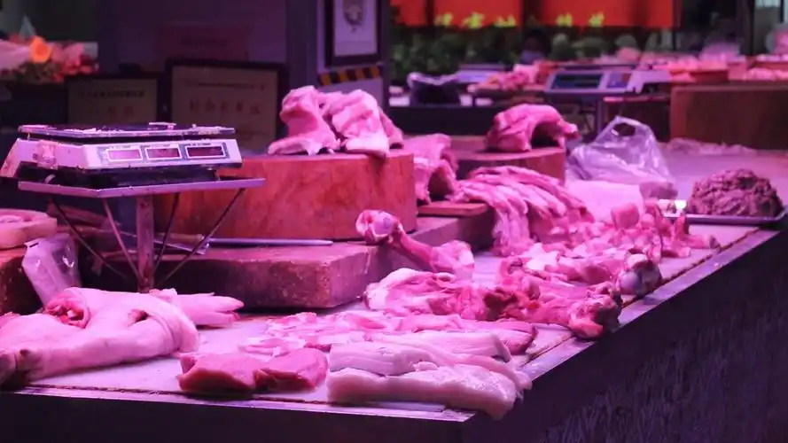 9月8日上午,记者来到农贸市场,看到各猪肉摊生意红火,肉类供应充足,精