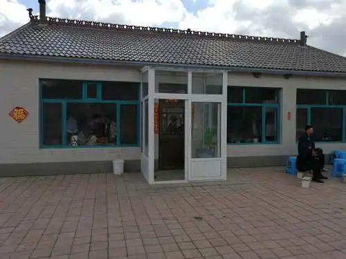 当走进苏红军舅舅家大门口,让我眼前一亮,宽敞干净的庭院,漂亮的三间