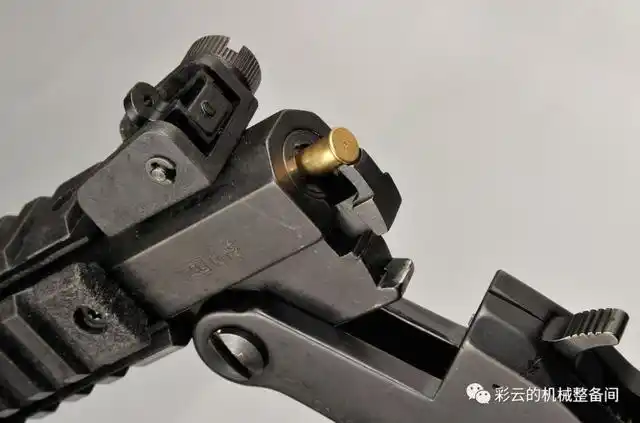 "小獾"的扳机护圈前面有一个"扳机",这是枪管解锁卡笋,朝后扳就能撅下