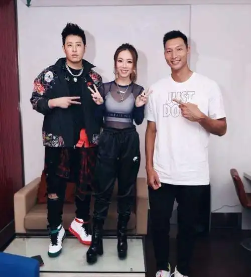 易建联身高对比,奥尼尔和姚明身材对比