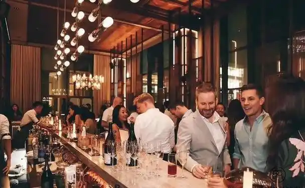 着对面的洲际大酒店,向东步行则能遇见老兆龙,凯悦与康莱德等知名酒店