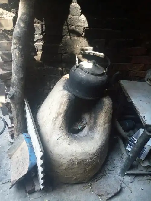 爸爸小时候都是用这种炉子做饭,用泥做成的炉子.