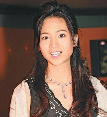 在香港,"宝咏琴"是一个为人熟知的名字,身家过10亿,是排名香港第二的