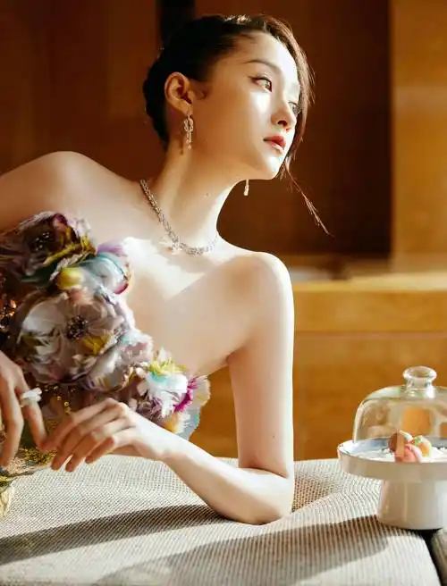 第33届电视剧飞天奖在北京举行 关晓彤红毯造型曝光 一袭花朵仙女裙