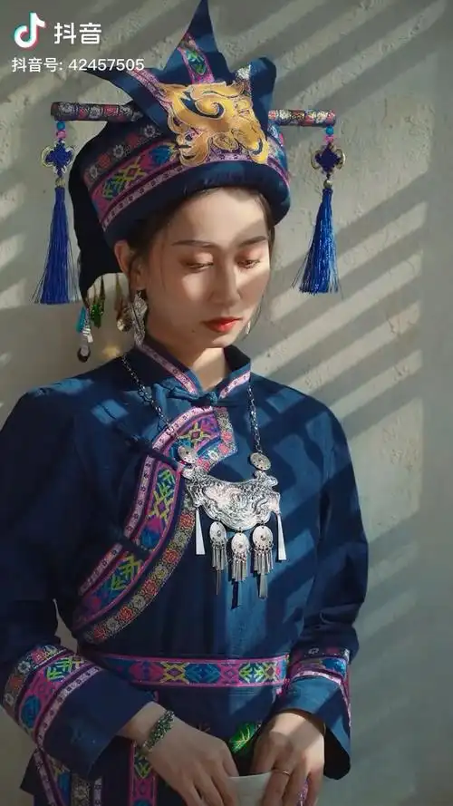 女孩247天拍摄56个民族服饰之仫佬族