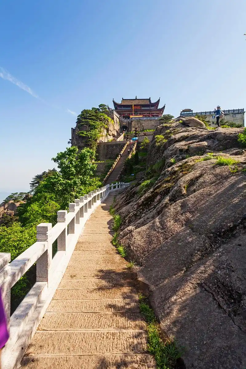 近日,《九华山风景区旅游高峰期客流控制和应急管理方案》颁布施行