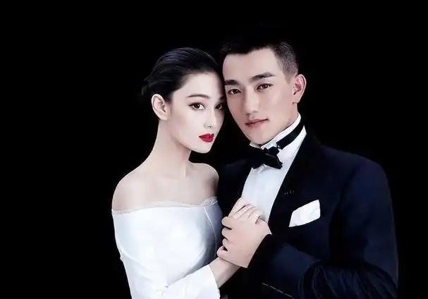 张馨予与老公甜蜜出游,何捷掌镜为爱妻拍美照,夫妻低调秀恩爱