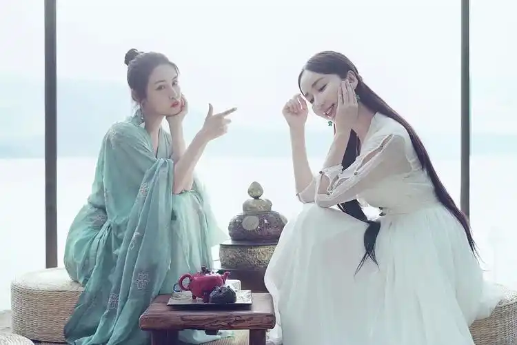 娄艺潇韩丹桐古风造型旅拍曝光cp感十足的神仙闺蜜情