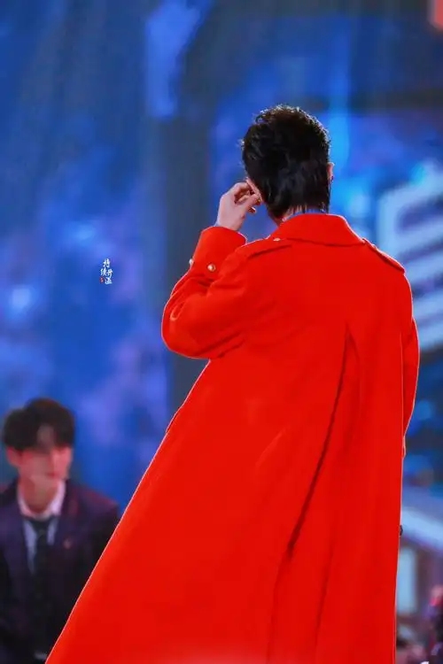 肖战的必备单品——(小飞侠)红披风#肖战晒初雪雪人