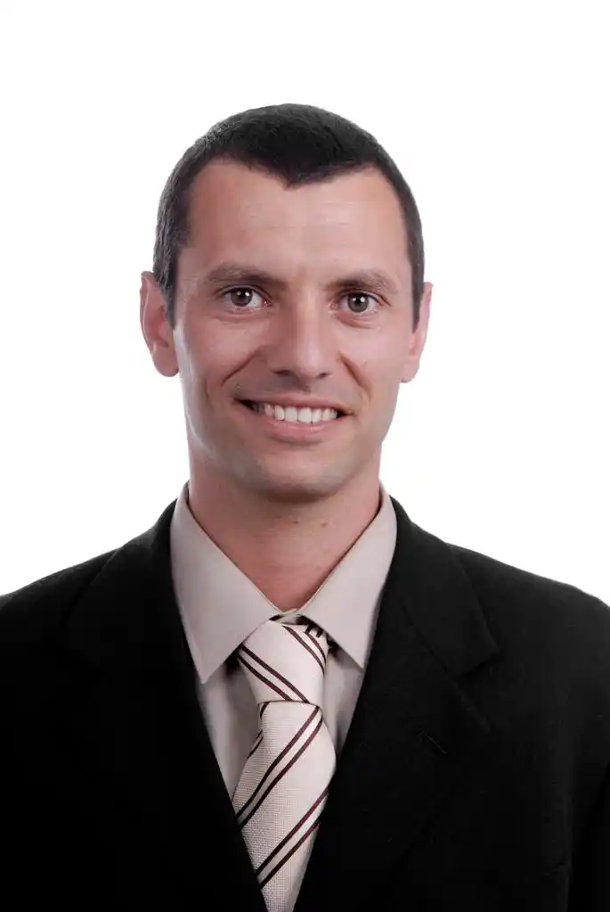 开心事业男人肖像,在白色背景上开心事业男人肖像