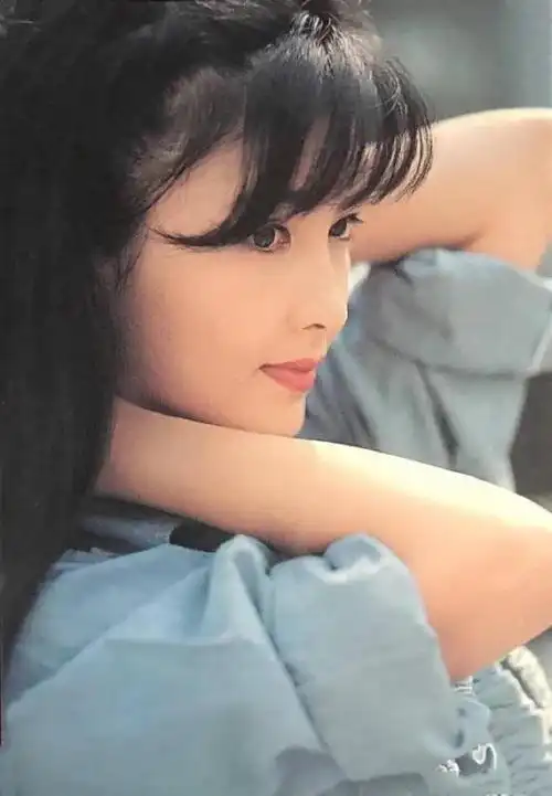 周慧敏,1967年11月10日出生于中国香港,香港女歌手,主持人,演员.