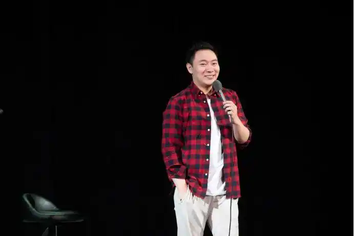 东北脱口秀独苗草根严值高凭何逆袭全国