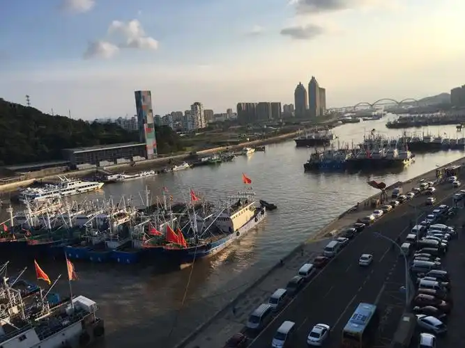 去半升洞码头必经之路边上就是停满了无数的渔船