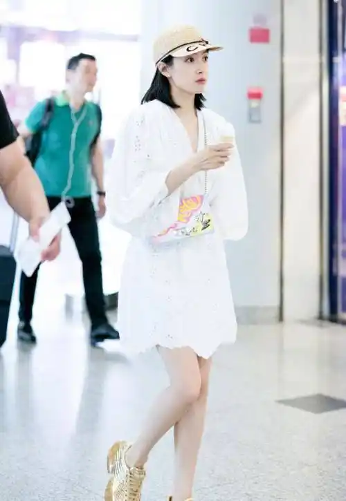 宋茜亮相机场露出纤细腰线粉丝直呼太美不敢直视