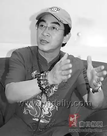 六小龄童昆明新知签售直冒汗 "美猴王"被老朋友拥抱吓着