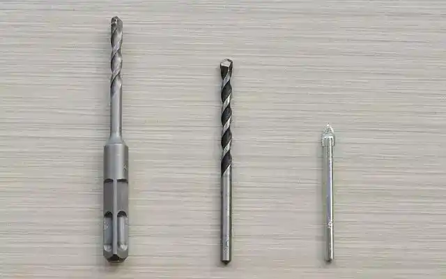 在墙上打孔用什么钻头