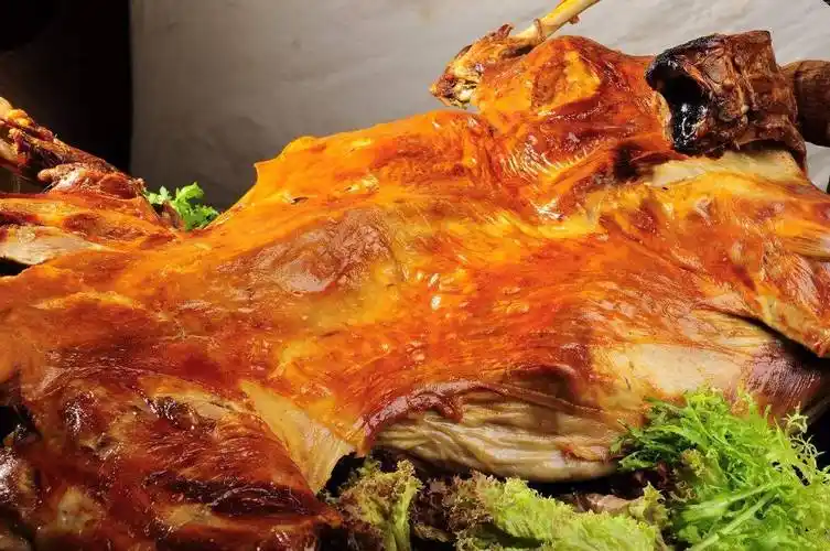 奖品含小天鹅洗衣机,美的暖风机,烤面包机等等 03 周末特色烤全羊