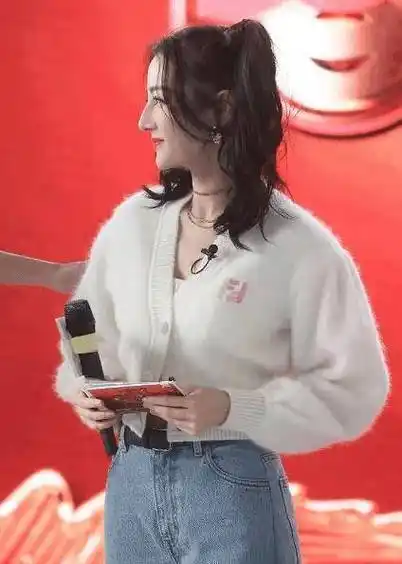 扎双马尾不玩性感扮可爱,跟王源同框像同龄人_休闲_时尚_白色