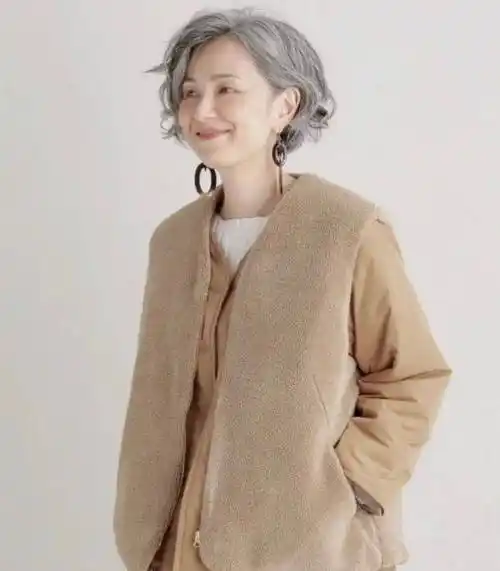 60岁女人有白发别着急染,试试这些白发造型,你才知道有多高级_卷发