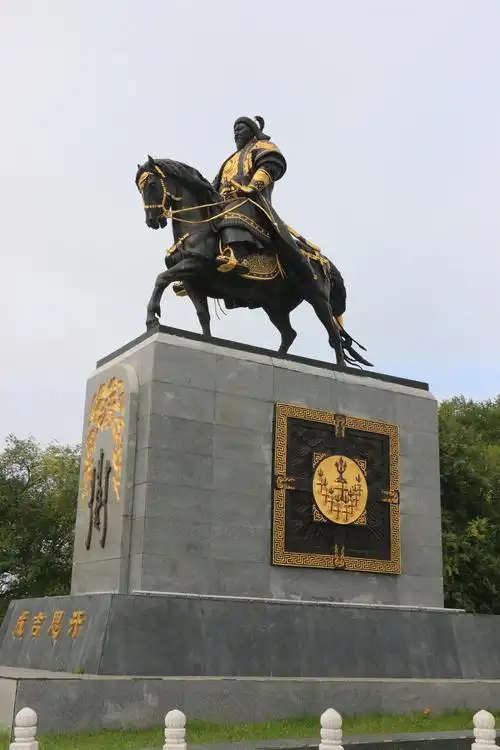 成吉思汗骑马塑像