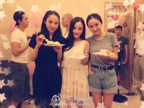 贾乃亮李小璐片场庆结婚周年恩爱合影