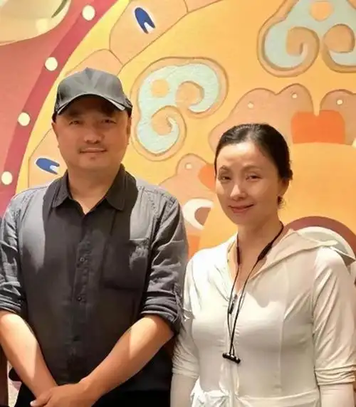 徐峥坐高铁回上海遭偷拍发现后态度谦逊陶虹来接站不让合影