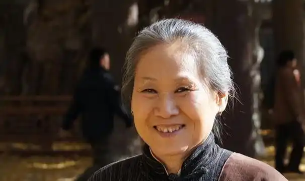 毛孩的母亲苇青60岁开始北漂,73岁百亿票房,儿子是她的骄傲