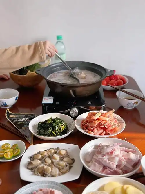 家庭聚餐吃锅子椰子鸡火锅涮北极虾