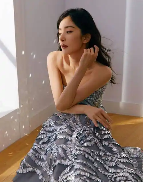 杨幂最新写真大片,身穿一袭红色衣裙,美得让人窒息-爱读书