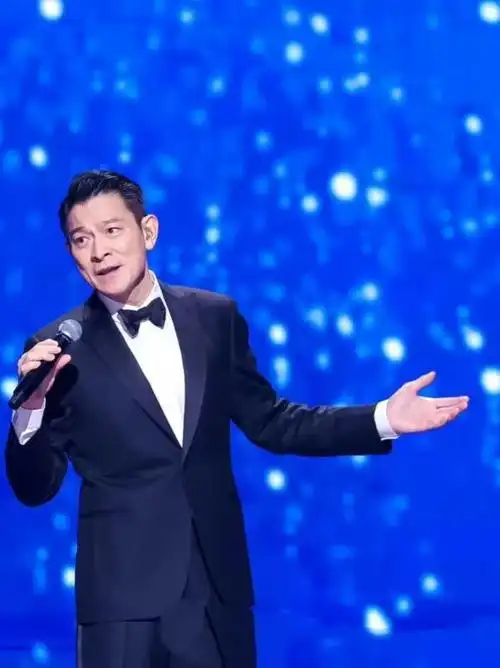 刘德华湾区升明月演唱《中国人》 点燃现场激情