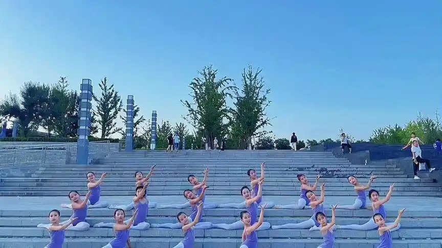 爱与坚持相伴,梦与舞蹈同行02#舞蹈户外拍摄 #舞蹈集体照动作