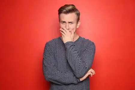 紧张的年轻人在色彩背景上的肖像照片