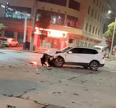 事故现场12月22日凌晨,邵东公园路与兴禾大道交叉口发生了一起交通