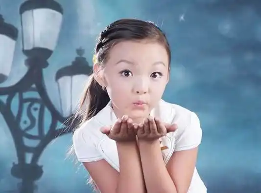 现在小孔莹已经长大了,当年才几岁的她早就不是小孩子了,她今年十七岁