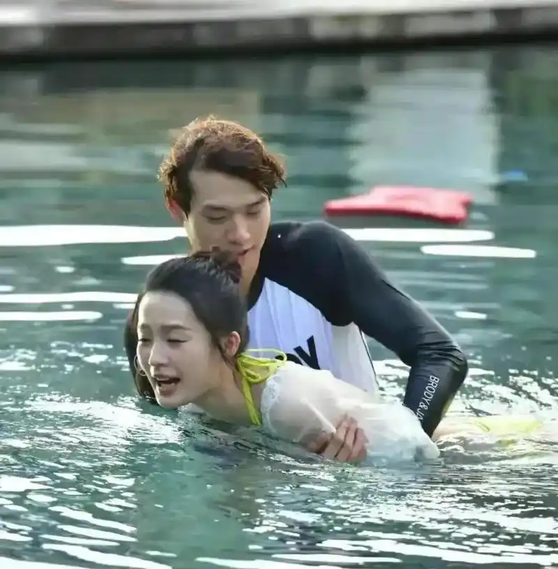 2016年,魏大勋参加恋综,邂逅了李沁,当时,李沁穿着薄薄的泳衣,魏大勋