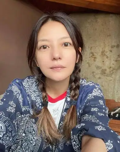 赵薇晒素颜照连眉毛都没画,45岁逆龄自信模样仍魅力十足