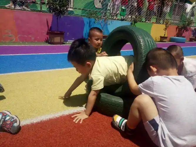 "钻轮胎"锻炼幼儿的体能,促进幼儿动作协调性,灵活性