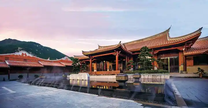 青砖红瓦,椎梁画栋,宫灯古槐,历史的厚重气息萦绕四同,犹如仙宫.