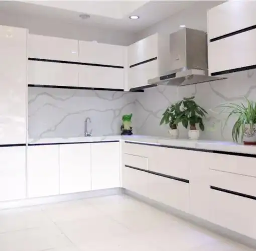 亚克力橱柜门本身也有良好的耐候性和耐酸碱性,对自然环境适应性很强